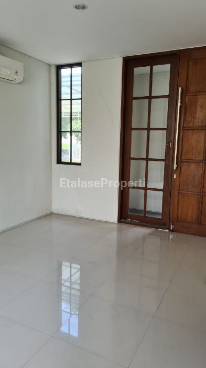 Foto properti Dijual Rumah Daerah Taman Puspa Raya Citraland Surabaya 1