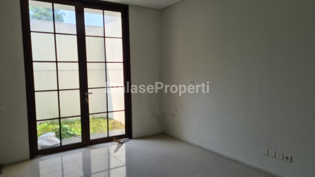 Foto properti Dijual Rumah Daerah Taman Puspa Raya Citraland Surabaya 2