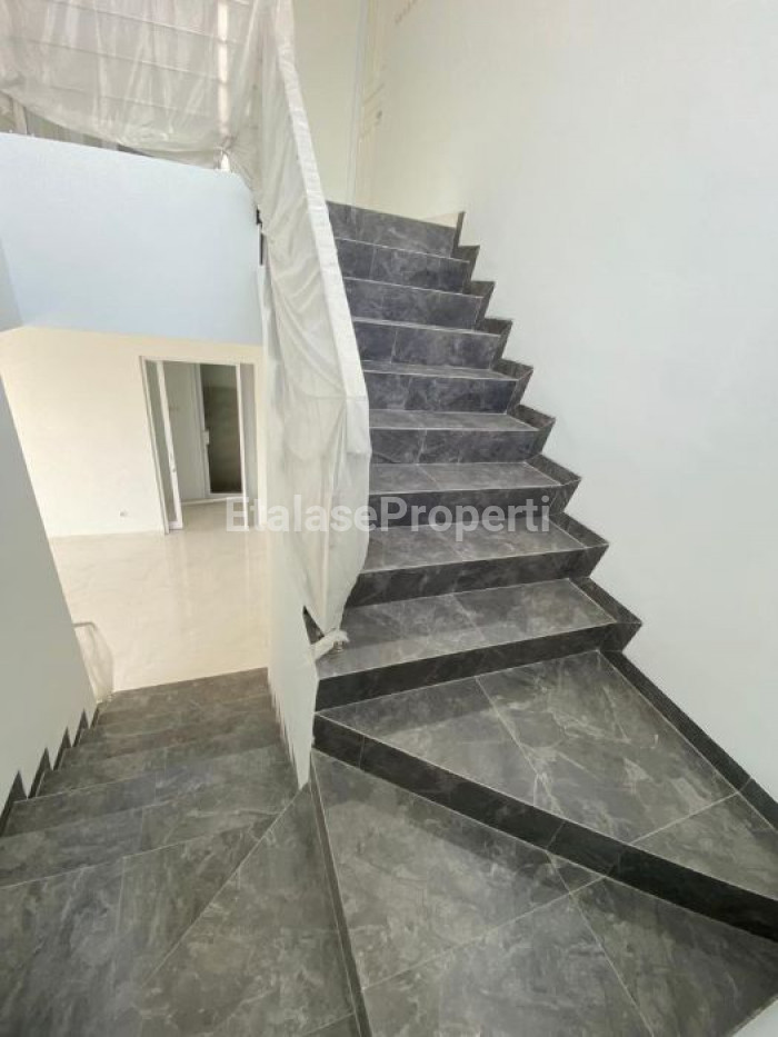 Foto properti Quick Sale ! Rumah Hook 4 Bedroom Baru Jadi Siap Huni Di Bukit Palma Citraland 3