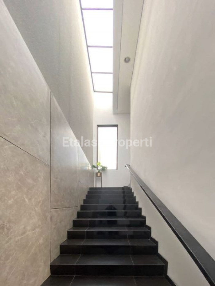 Foto properti Dijual Rumah Baru FULL FURNISHED Gayung Kebonsari Surabaya Selatan 3