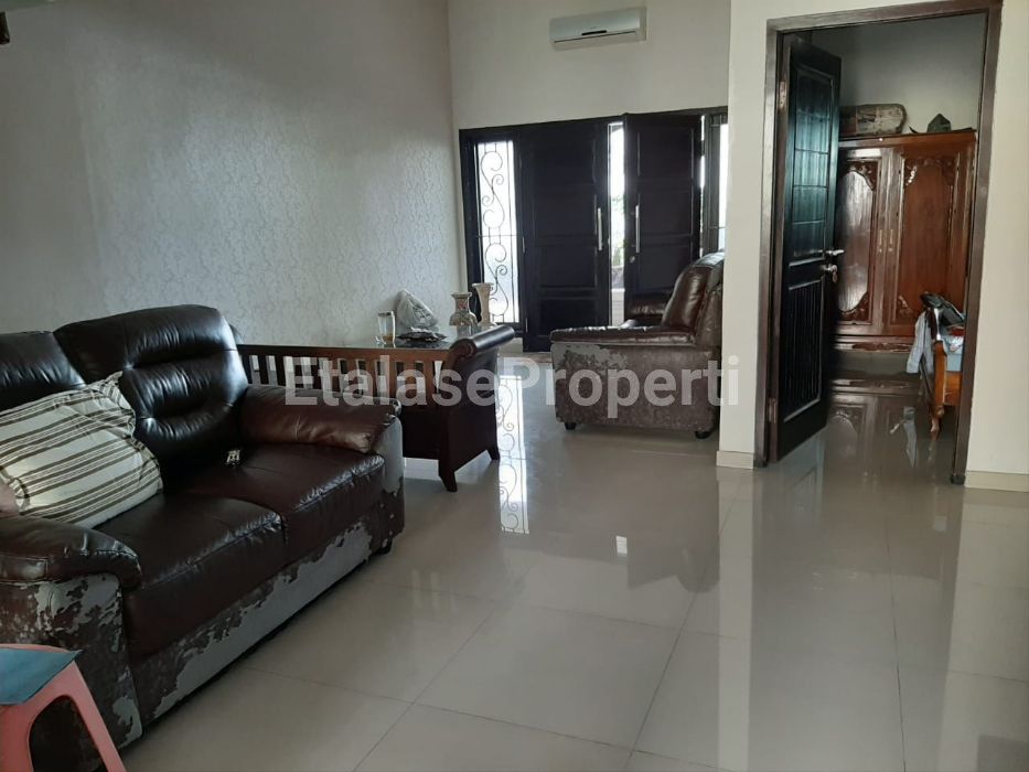Foto properti Rumah Bergaya Semi Minimalis Di Gresik Kota Baru 1
