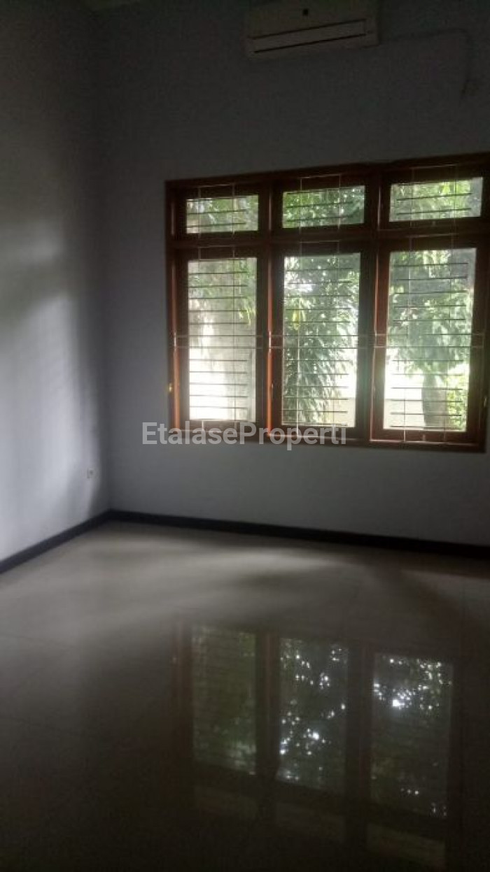 Foto properti Dijual Rumah Luas Nyaman Terawat Di Jemursari 1