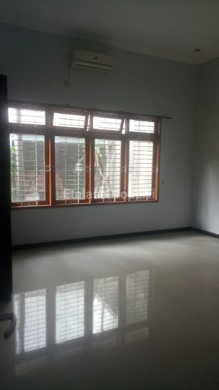 Foto properti Dijual Rumah Luas Nyaman Terawat Di Jemursari 3