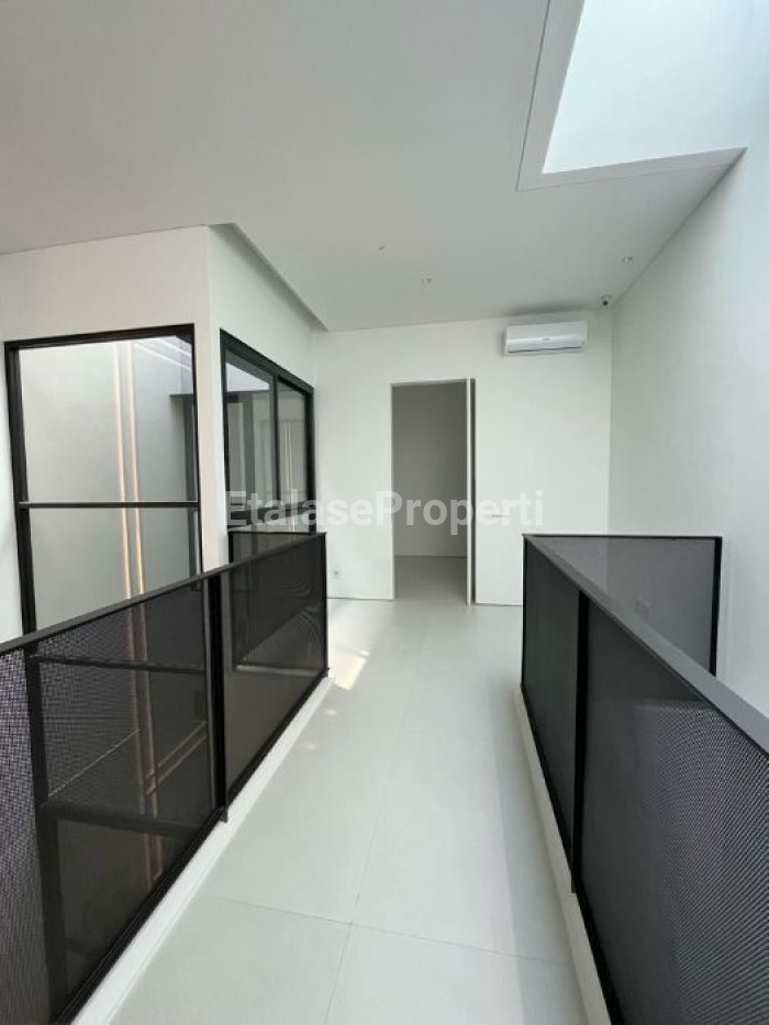 Foto properti Dijual Rumah Mewah Di Sutorejo Utara 1