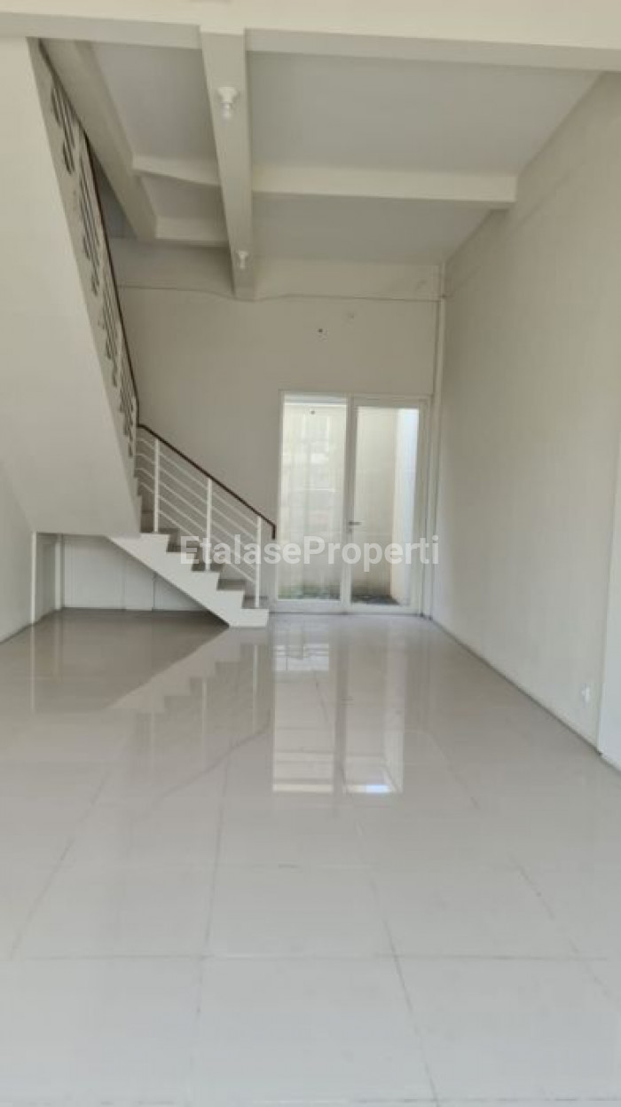 Foto properti Ruko Siap Pakai Usaha Di Jalan Utama Northwest Boulevard 2