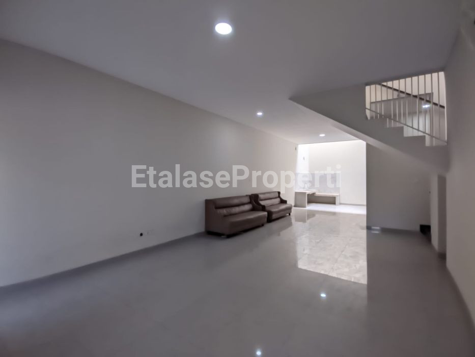 Foto properti Dijual Rumah New 100% Minimalis 2lt Rungkut Asri Utara 2 Unit Jejer 1