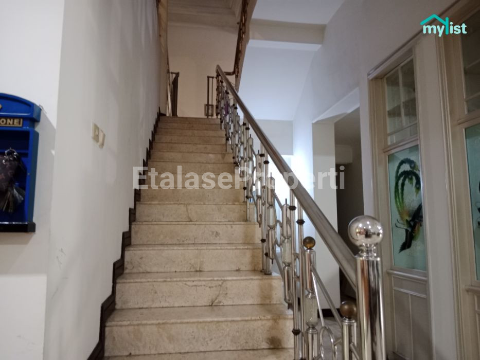 Foto properti Disewakan Rumah 2,5 Lt Siap Huni WR Supratman Surabaya 4