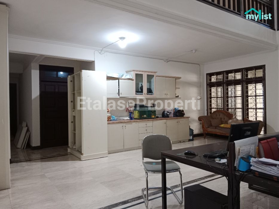 Foto properti Disewakan Rumah 2,5 Lt Siap Huni WR Supratman Surabaya 6