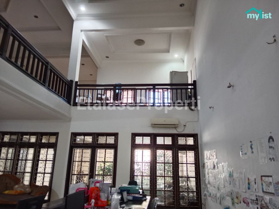 Foto properti Disewakan Rumah 2,5 Lt Siap Huni WR Supratman Surabaya 6