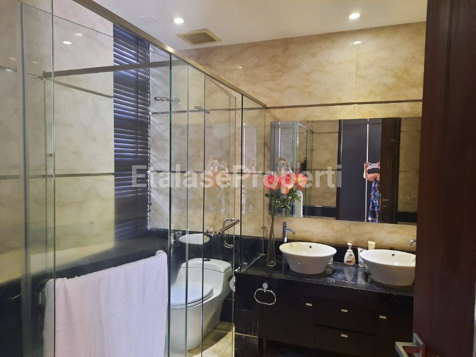 Foto properti Rumah Graha Family Platinum Golf View  Ada POOL Di Surabaya Barat 9