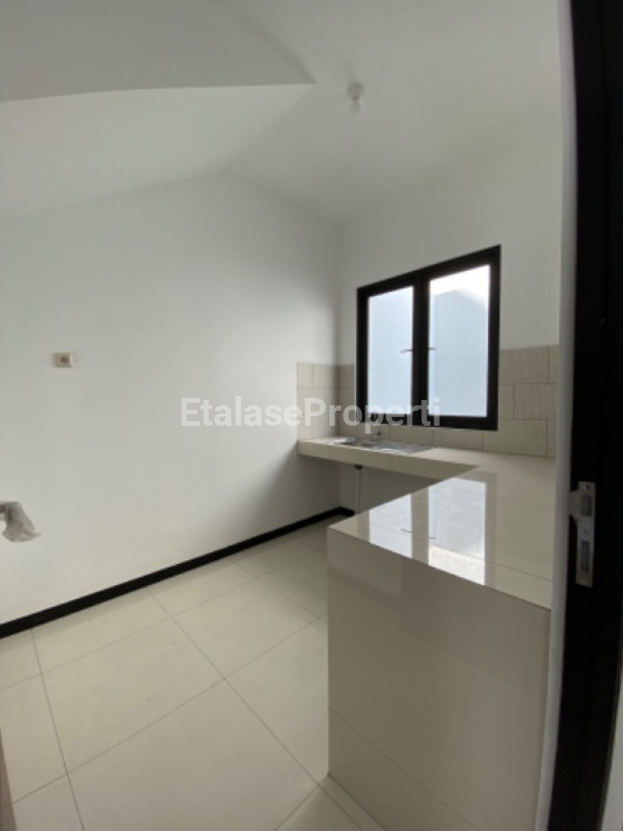 Foto properti Dijual Rumah Baru Siap Huni Lebak Timur 4