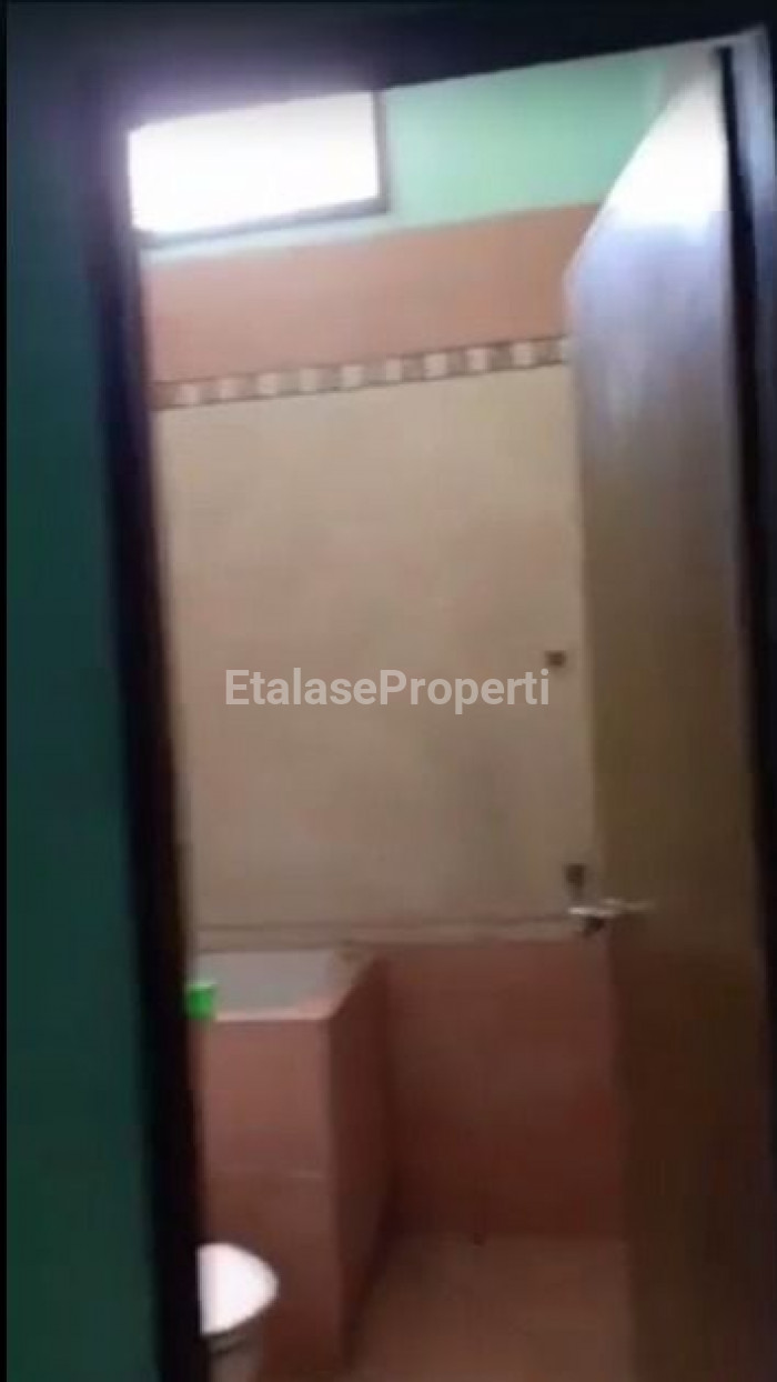Foto properti Disewakan Rumah Di Sebrang Jalan Raya Utama Gayungsari Barat 1