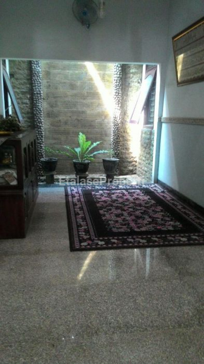 Foto properti Dijual Rumah Di Sebrang Jalan Raya Utama Gayungsari Barat 4