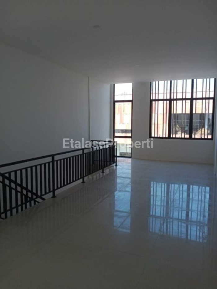 Foto properti Disewakan Ruko Gress Di Eastern Park 4
