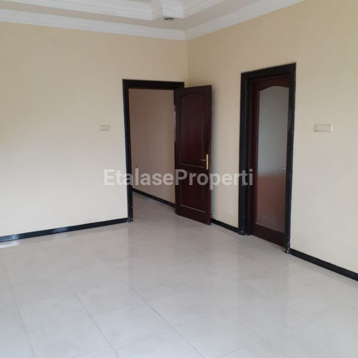 Foto properti Jual Rumah Kejawan Putih Mutiara Pakuwon City Semi Furnish 3