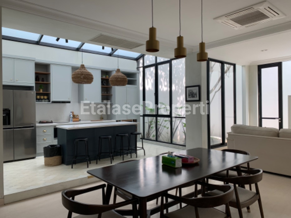 Foto properti Dijual Rumah Pakuwon Indah La Riz Ville Interior Mewah American Style 1