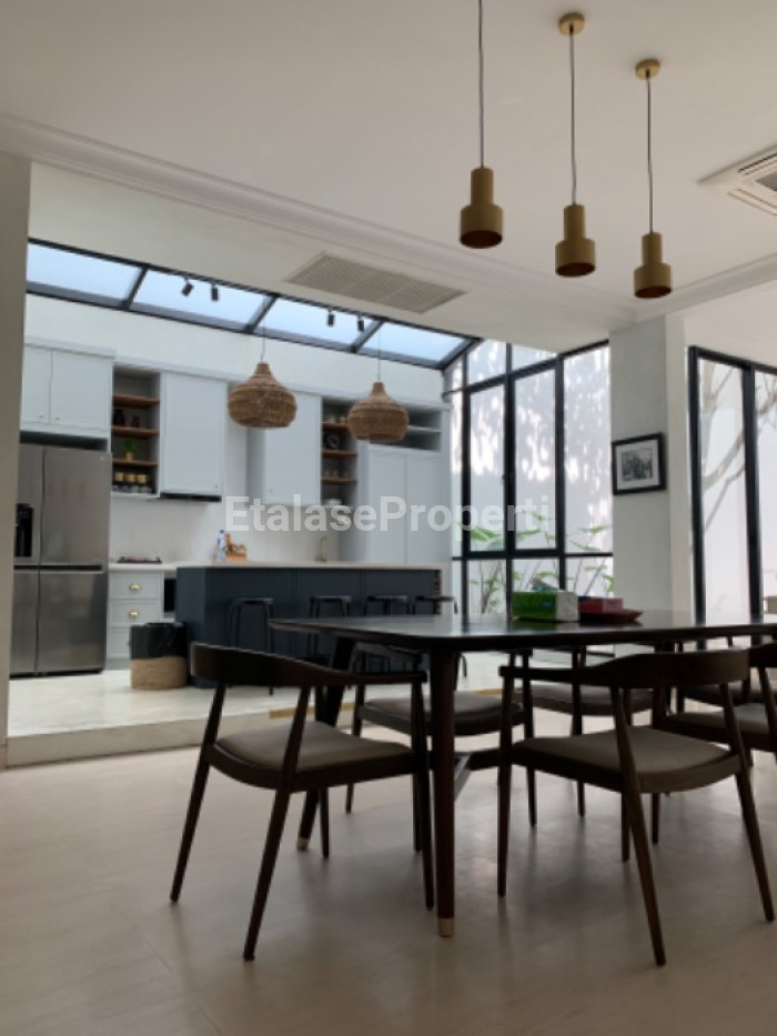 Foto properti Dijual Rumah Pakuwon Indah La Riz Ville Interior Mewah American Style 3