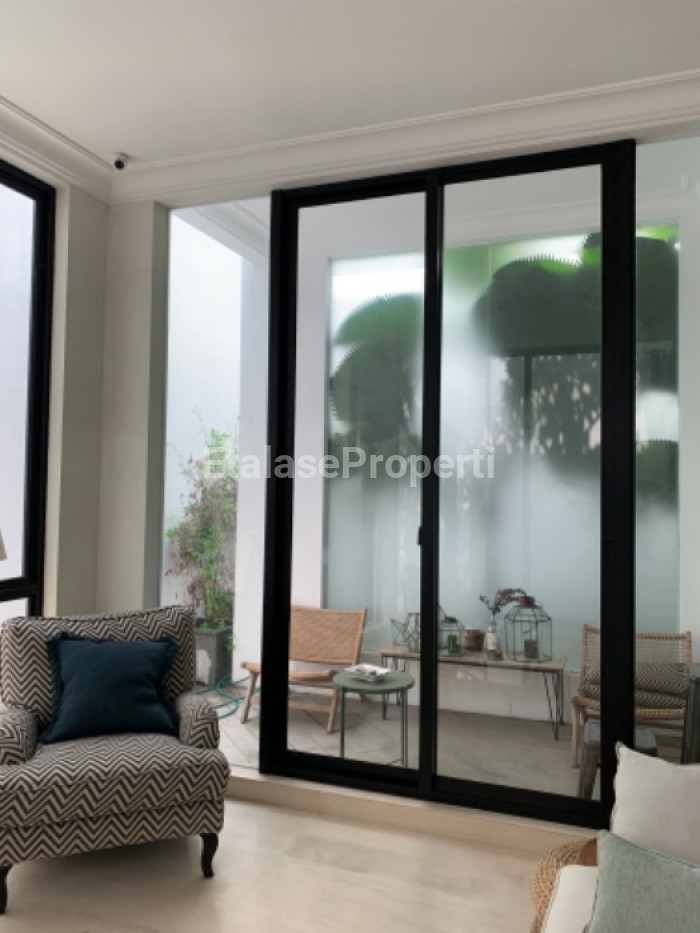 Foto properti Dijual Rumah Pakuwon Indah La Riz Ville Interior Mewah American Style 7