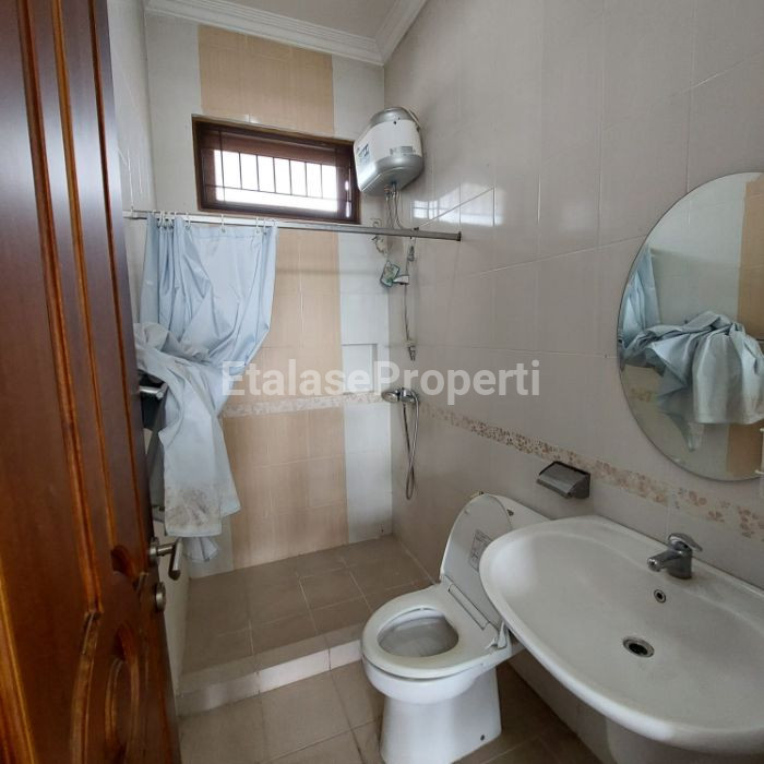 Foto properti Disewakan Rumah Paling Asri, Lebar, Dan Strategis Daerah Waru 4