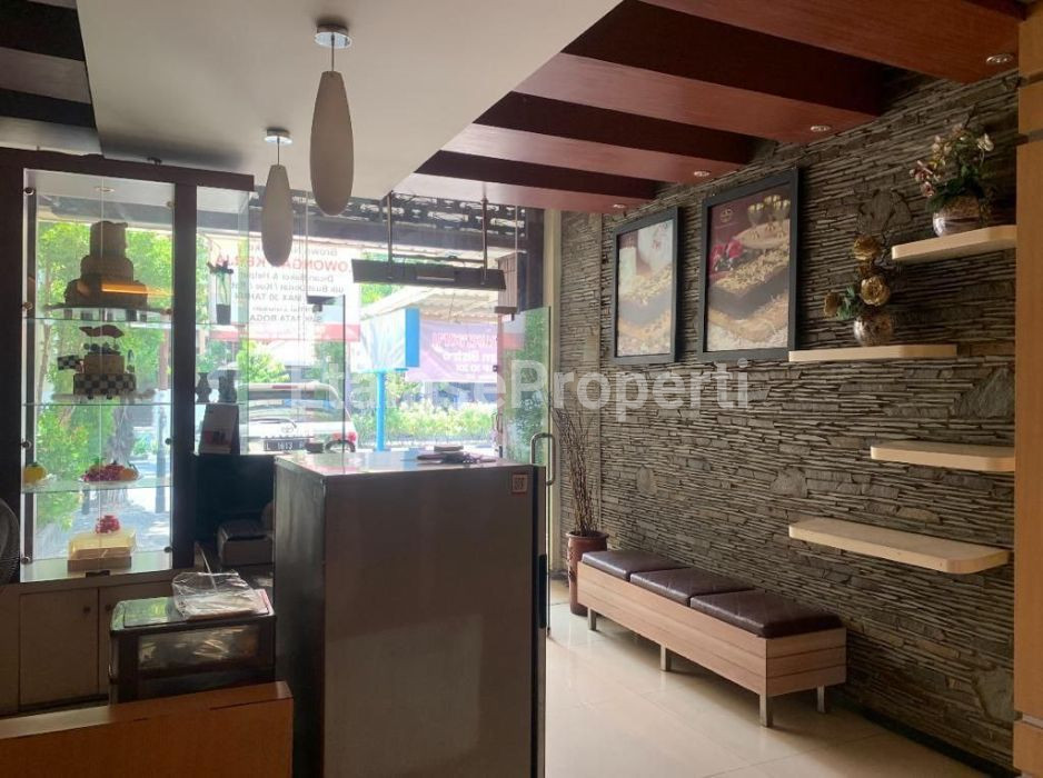 Foto properti Dijual Ruko Strategis 3 Lantai  Nol Jalan Raya  Ngagel Jaya 2