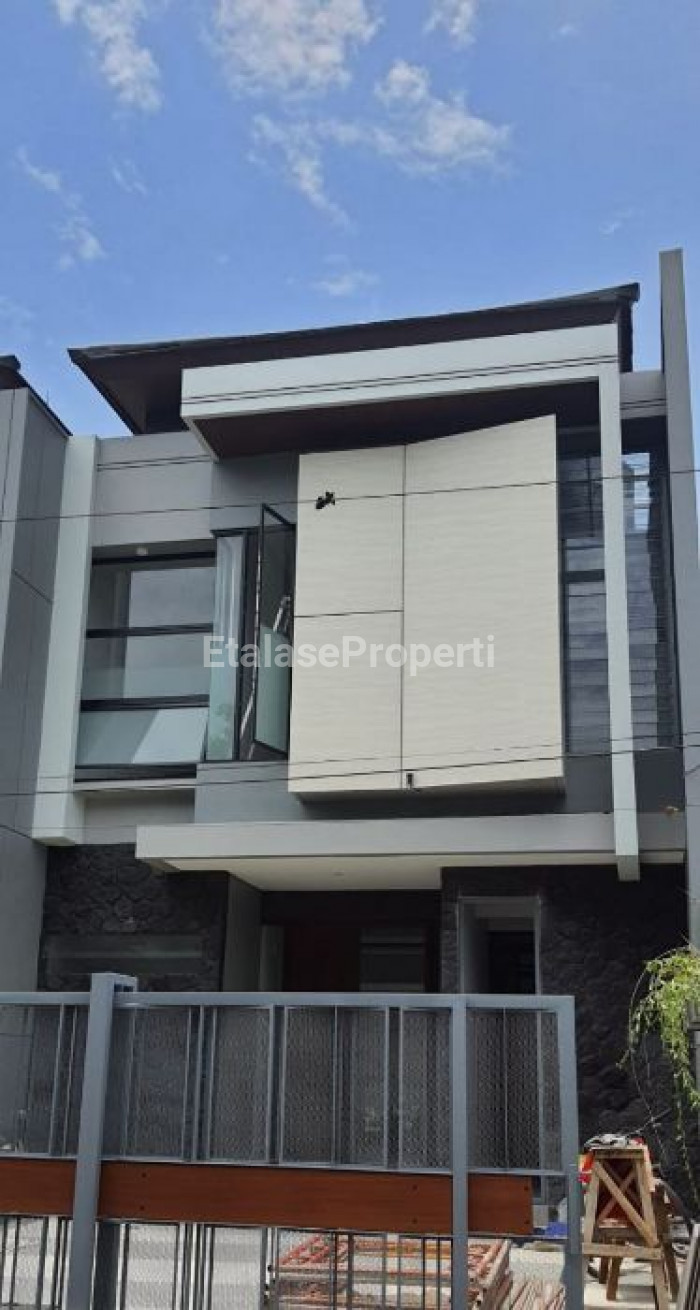 Foto properti Dijual Rumah Baru Dengan Konsep Open Space. Lokasi Di Manyar Indah 1