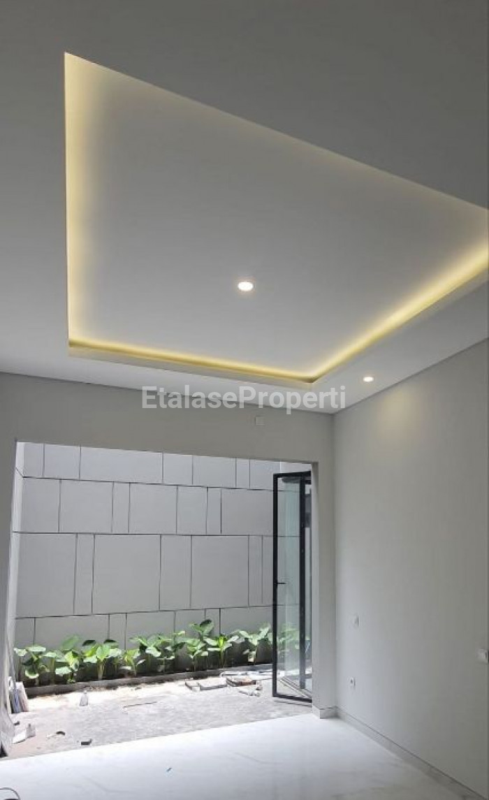 Foto properti Dijual Rumah Baru Dengan Konsep Open Space. Lokasi Di Manyar Indah 2