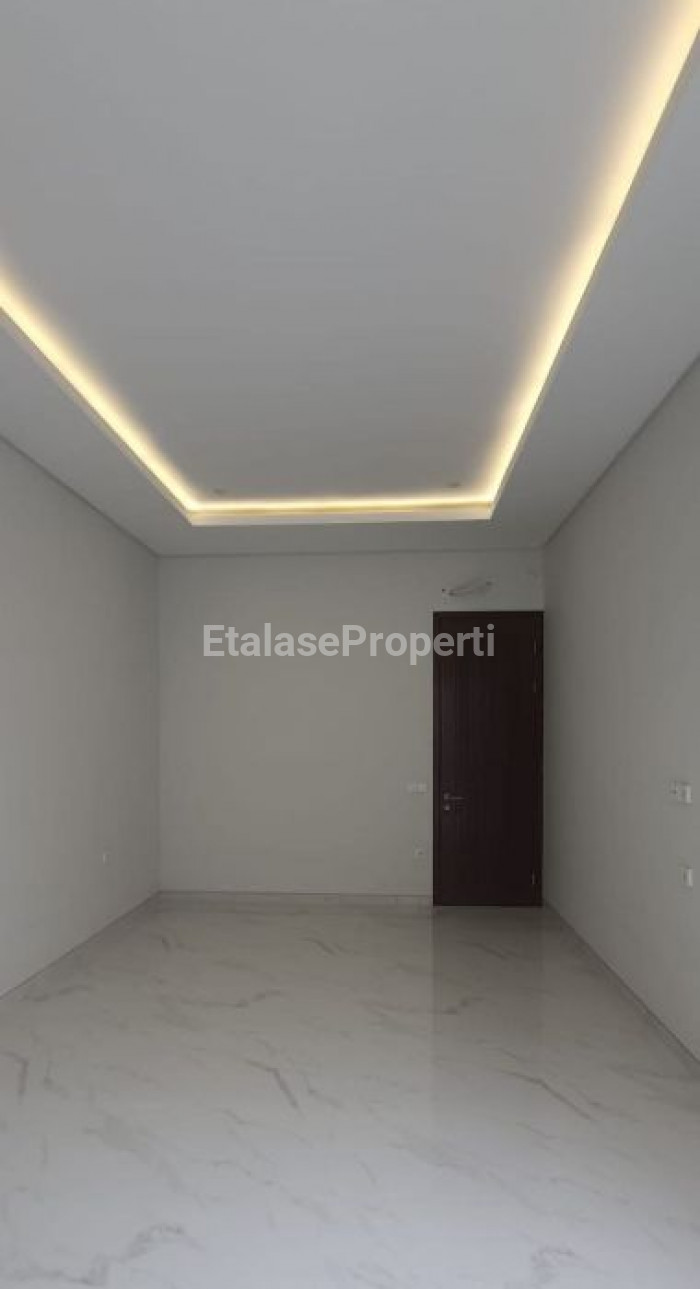 Foto properti Dijual Rumah Baru Dengan Konsep Open Space. Lokasi Di Manyar Indah 3