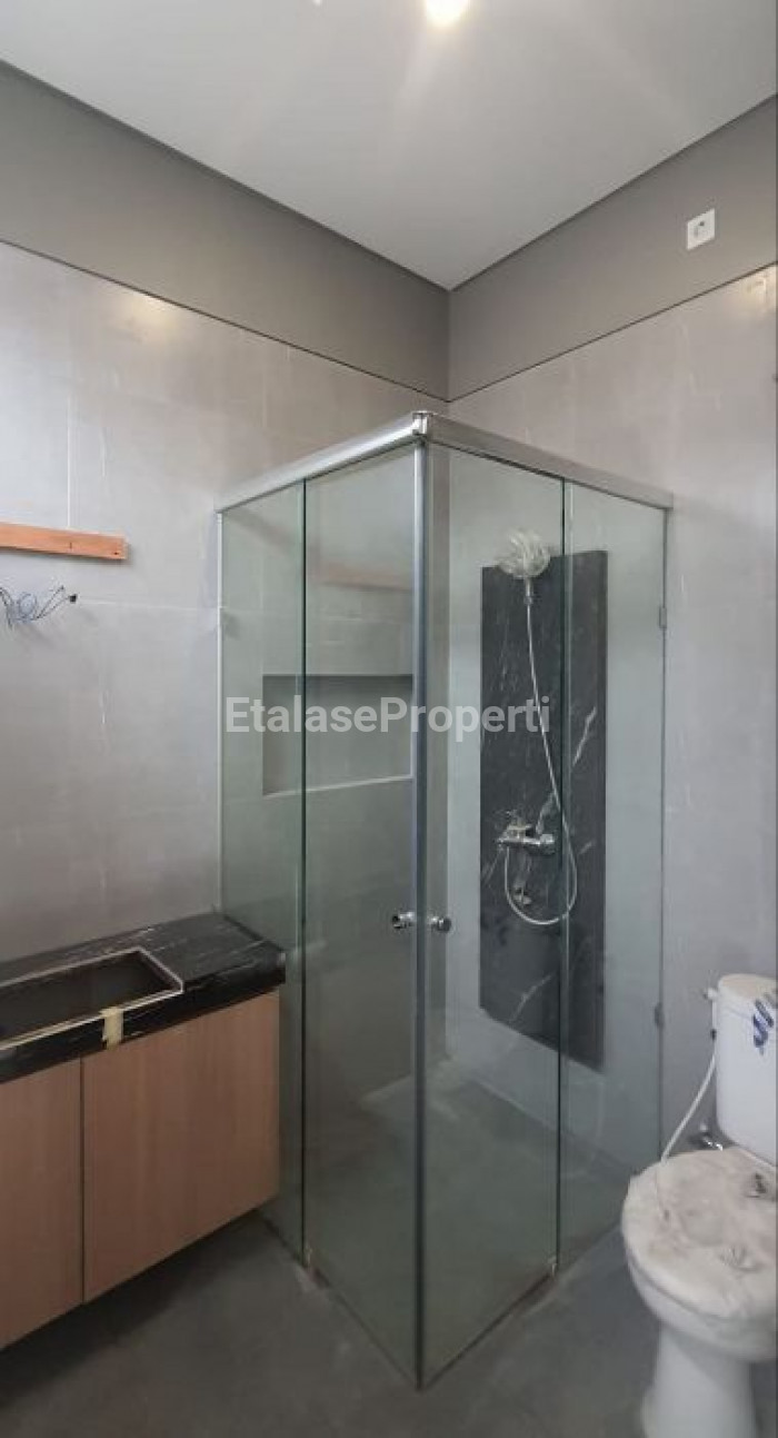 Foto properti Dijual Rumah Baru Dengan Konsep Open Space. Lokasi Di Manyar Indah 4