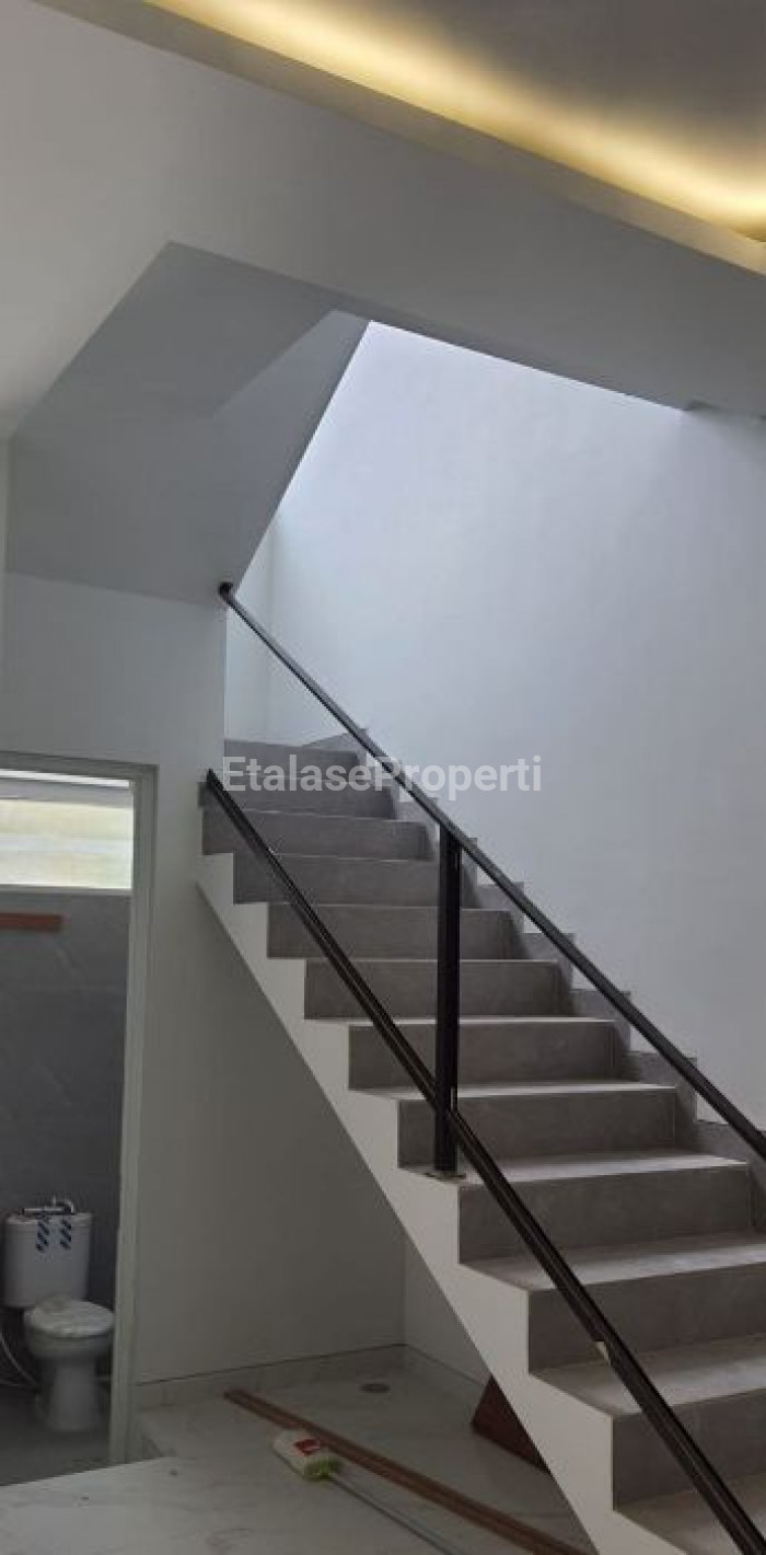 Foto properti Dijual Rumah Baru Dengan Konsep Open Space. Lokasi Di Manyar Indah 5