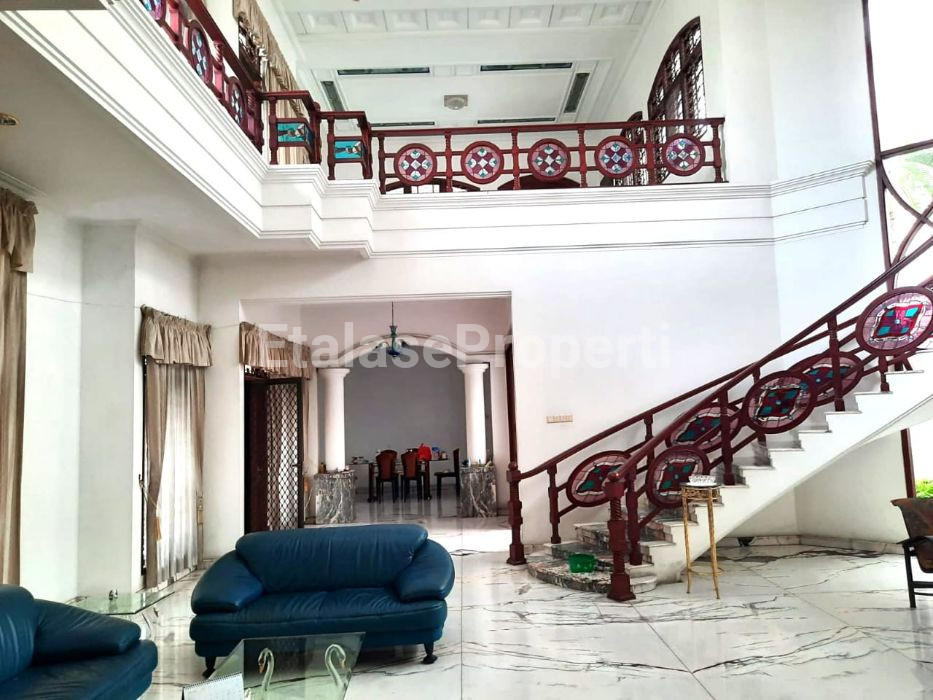 Foto properti Dijual Rumah 2 Lantai Bagus SHM Di Dharmahusada Indah Surabaya 1