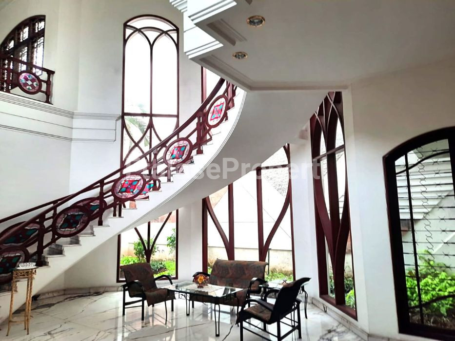 Foto properti Dijual Rumah 2 Lantai Bagus SHM Di Dharmahusada Indah Surabaya 3