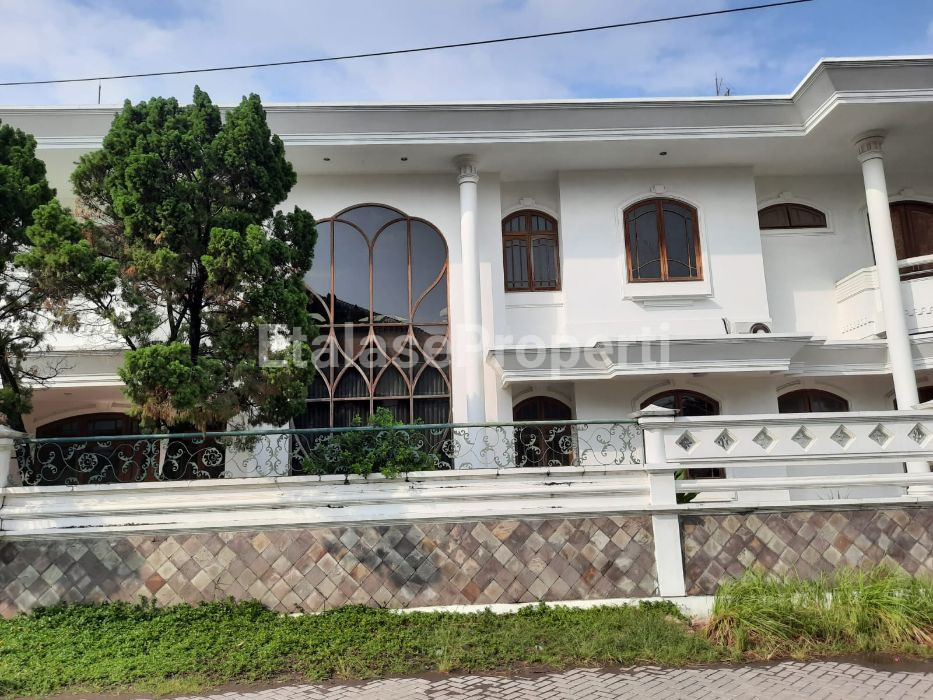 Foto properti Dijual Rumah 2 Lantai Bagus SHM Di Dharmahusada Indah Surabaya 4