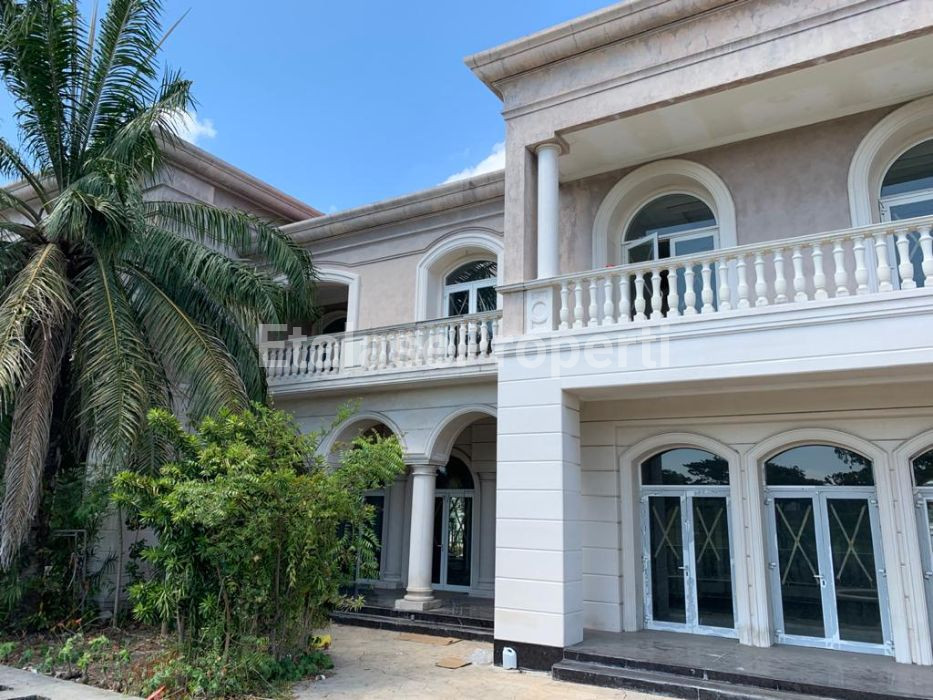 Foto properti Rumah Mewah Siap Huni Golf View Di Kawasan Elit Bukit Darmo Golf Surabaya Barat 1