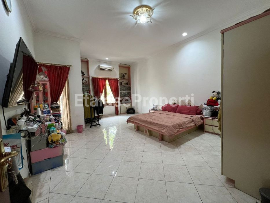 Foto properti Dijual Rumah 2 Lantai Di  Raya Telaga Utama Citraland Surabaya Barat 2