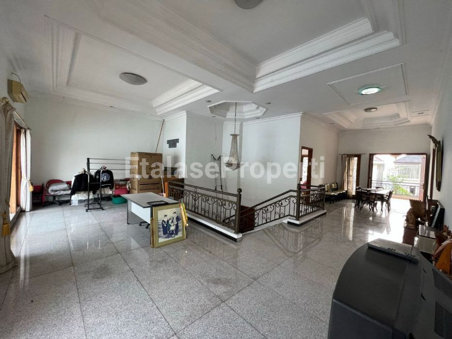 Foto properti Dijual Rumah 2 Lantai Di  Raya Telaga Utama Citraland Surabaya Barat 4