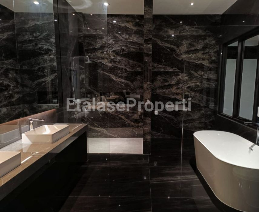Foto properti Dijual Rumah Baru Main Road Royal Residence 8