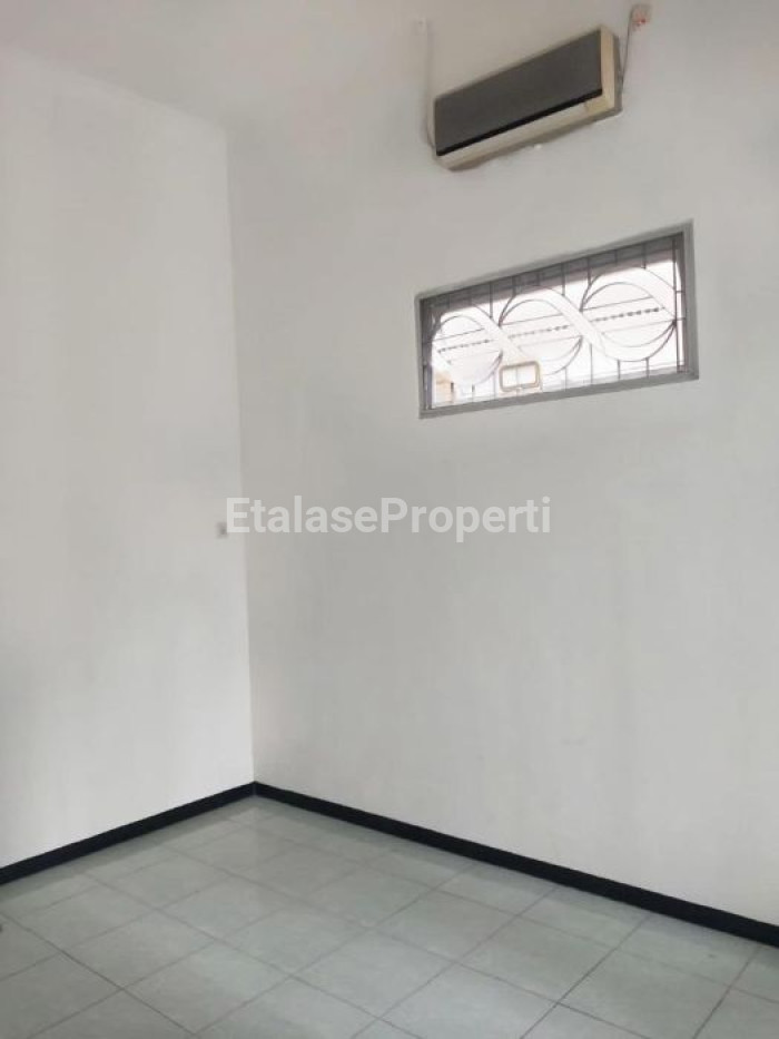 Foto properti Banting Harga!!! Ruko Sudah Renovasi Raya Kedung Cowek Dijual 2