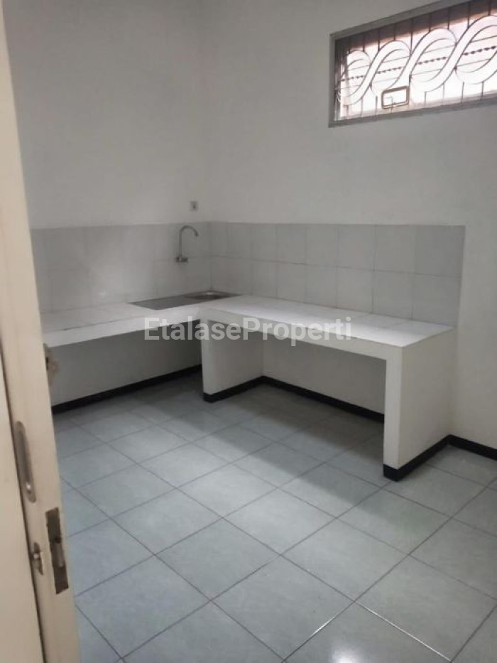 Foto properti Banting Harga!!! Ruko Sudah Renovasi Raya Kedung Cowek Dijual 4