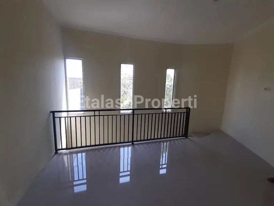 Foto properti Dijual Cepat! Rumah Simokerto 2 Lantai Siap Huni Dekat Kapasan Kenjeran 8