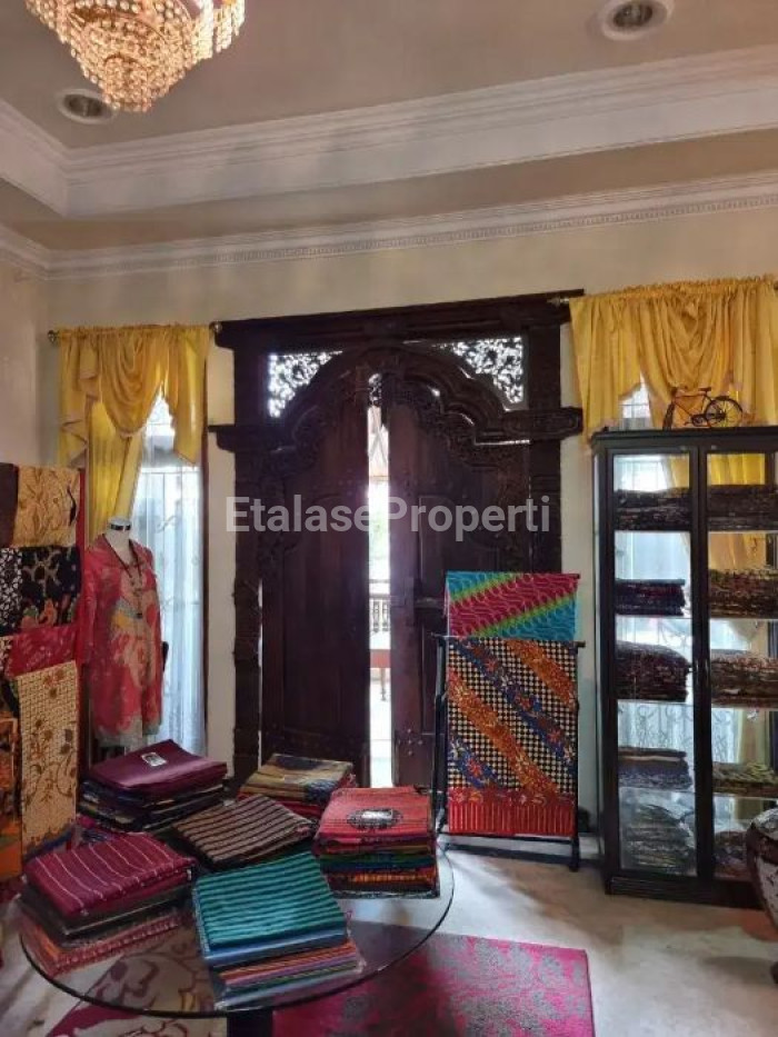Foto properti ISTIMEWA! Dijual Rumah Manyar Kartika Hook Mewah Strategis Dekat Ngagel 1