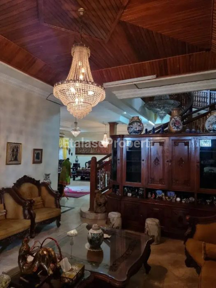 Foto properti ISTIMEWA! Dijual Rumah Manyar Kartika Hook Mewah Strategis Dekat Ngagel 2