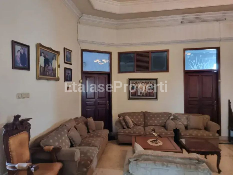 Foto properti ISTIMEWA! Dijual Rumah Manyar Kartika Hook Mewah Strategis Dekat Ngagel 6