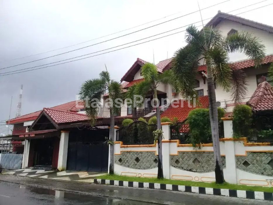 Foto properti ISTIMEWA! Dijual Rumah Manyar Kartika Hook Mewah Strategis Dekat Ngagel 7