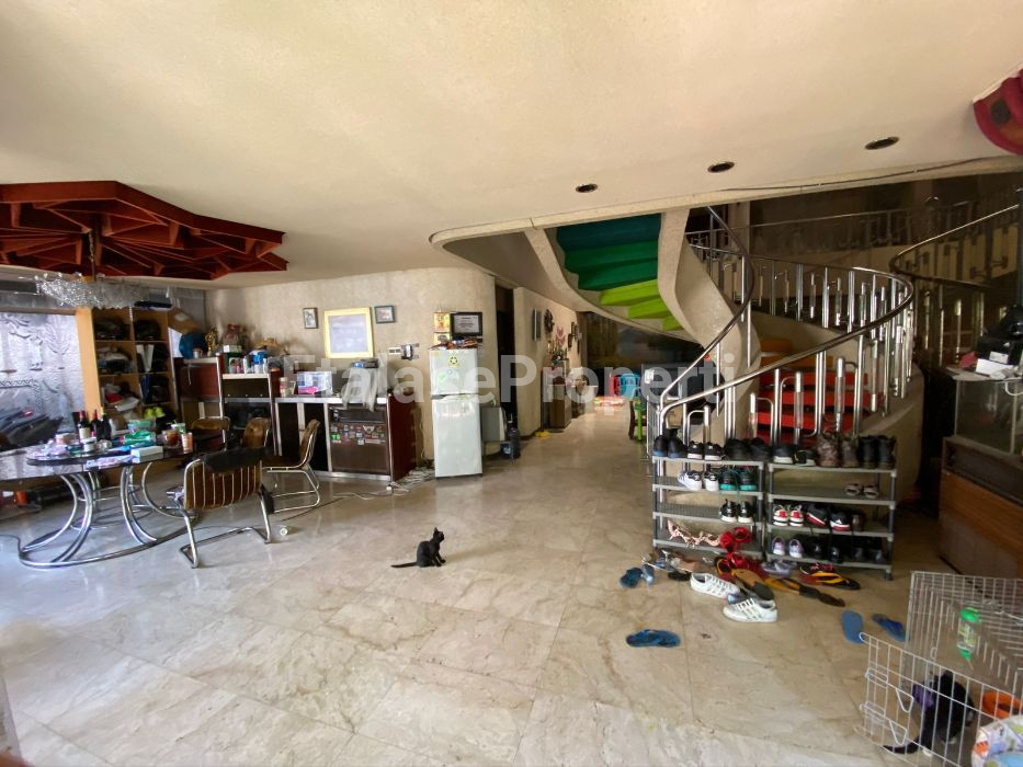 Foto properti House For Sale Raya Darmo 1