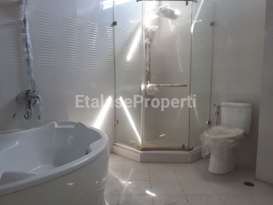 Foto properti JUAL RUMAH  MEWAH BARU BERLOKASI DI JL. DHARMAHUSADA INDAH BARAT, SURABAYA TIMUR 2