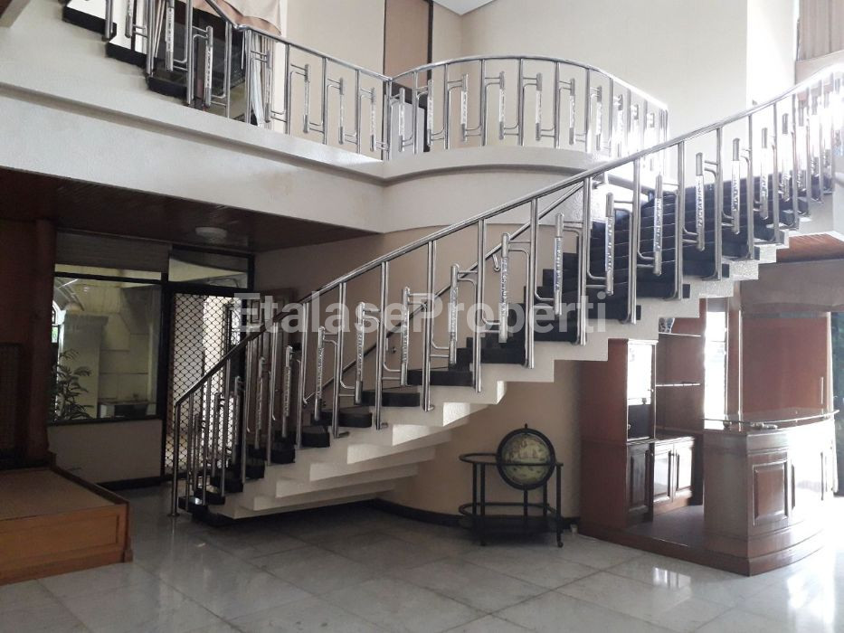 Foto properti SEWA Komersiil Raya Dharmahusada 4