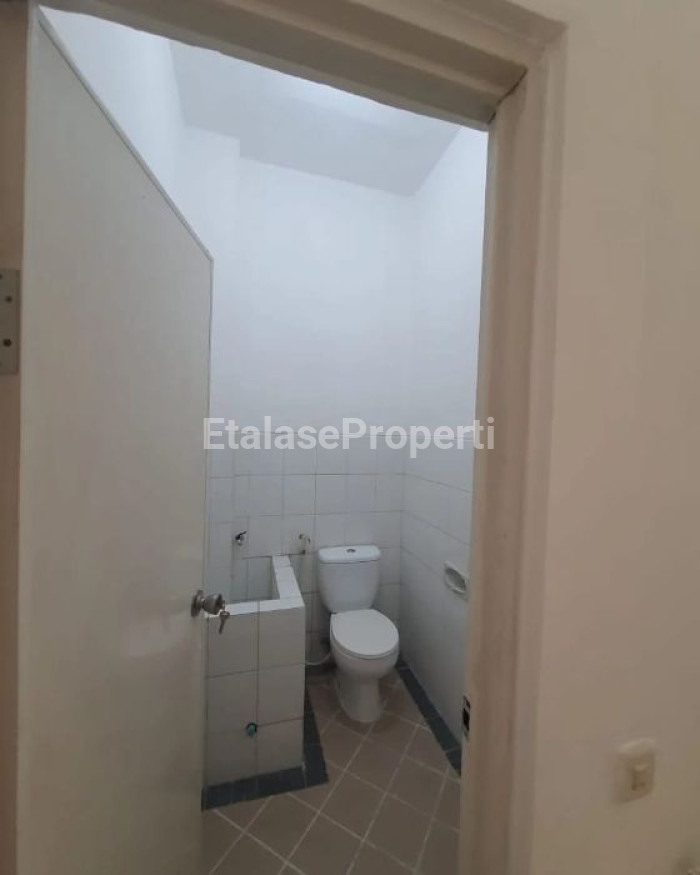 Foto properti BU - Dijual Ruko 3 Lantai Di City 9 2