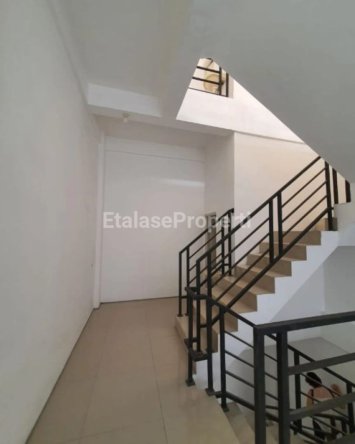 Foto properti BU - Dijual Ruko 3 Lantai Di City 9 5