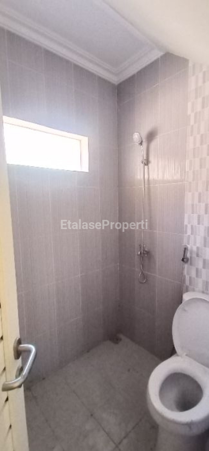 Foto properti Dijual/Disewakan Rumah 2 Lantai 4