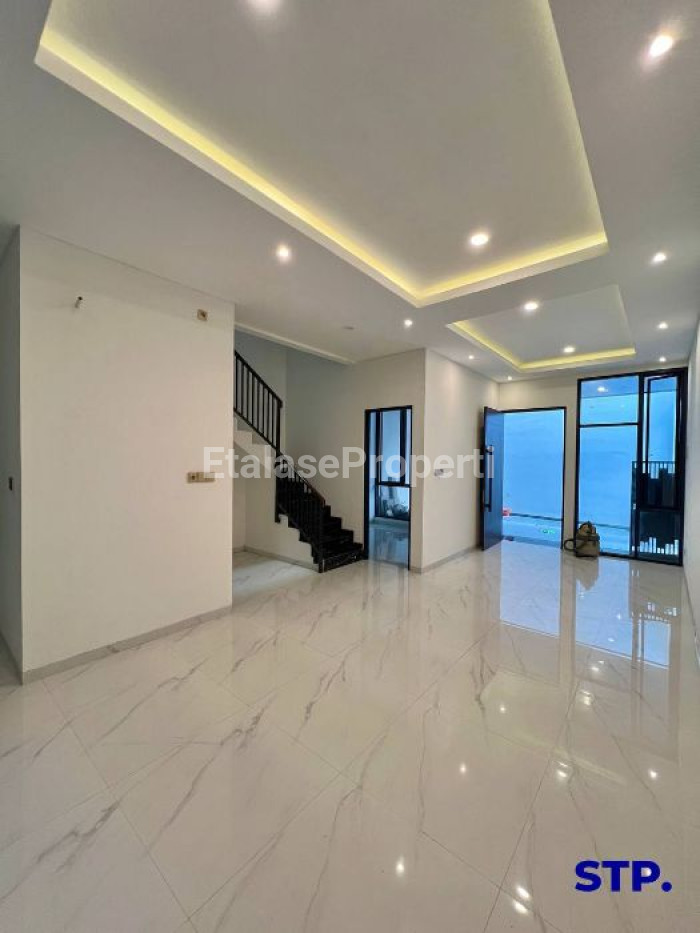 Foto properti 3 Unit! Townhouse Mewah 3 Lantai Di Pakis Tirtoasri Tipe Hook 2